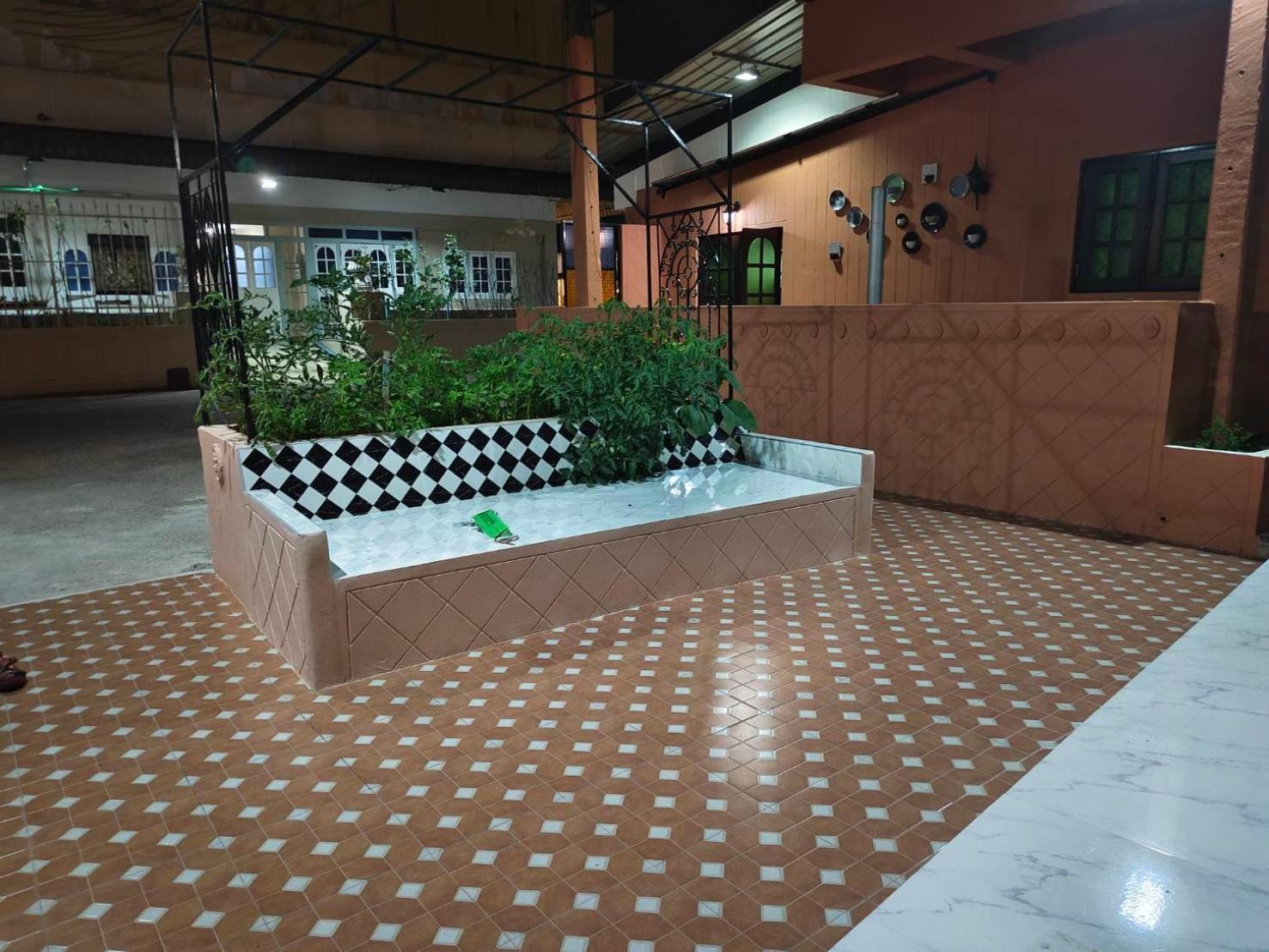 Hotel At Night Chumphon Esterno foto