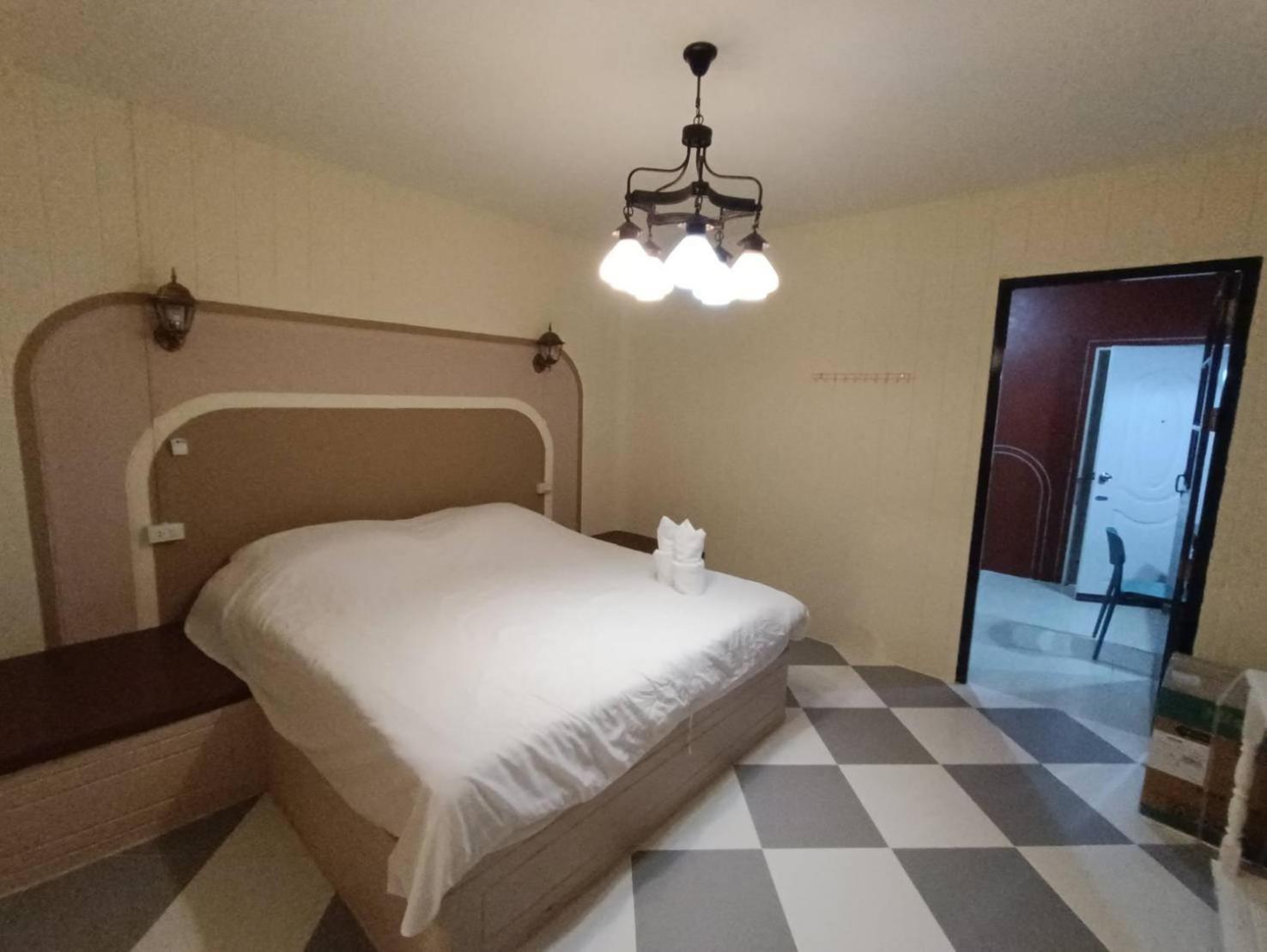 Hotel At Night Chumphon Esterno foto