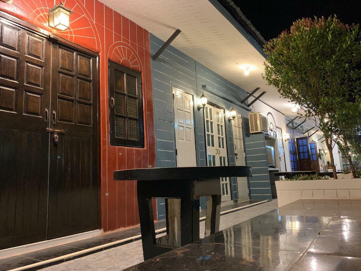 Hotel At Night Chumphon Esterno foto