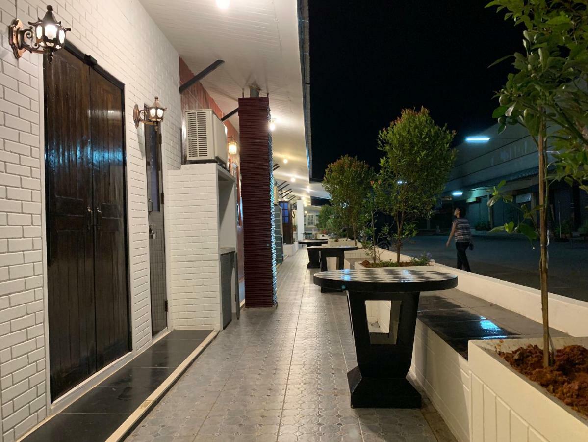 Hotel At Night Chumphon Esterno foto