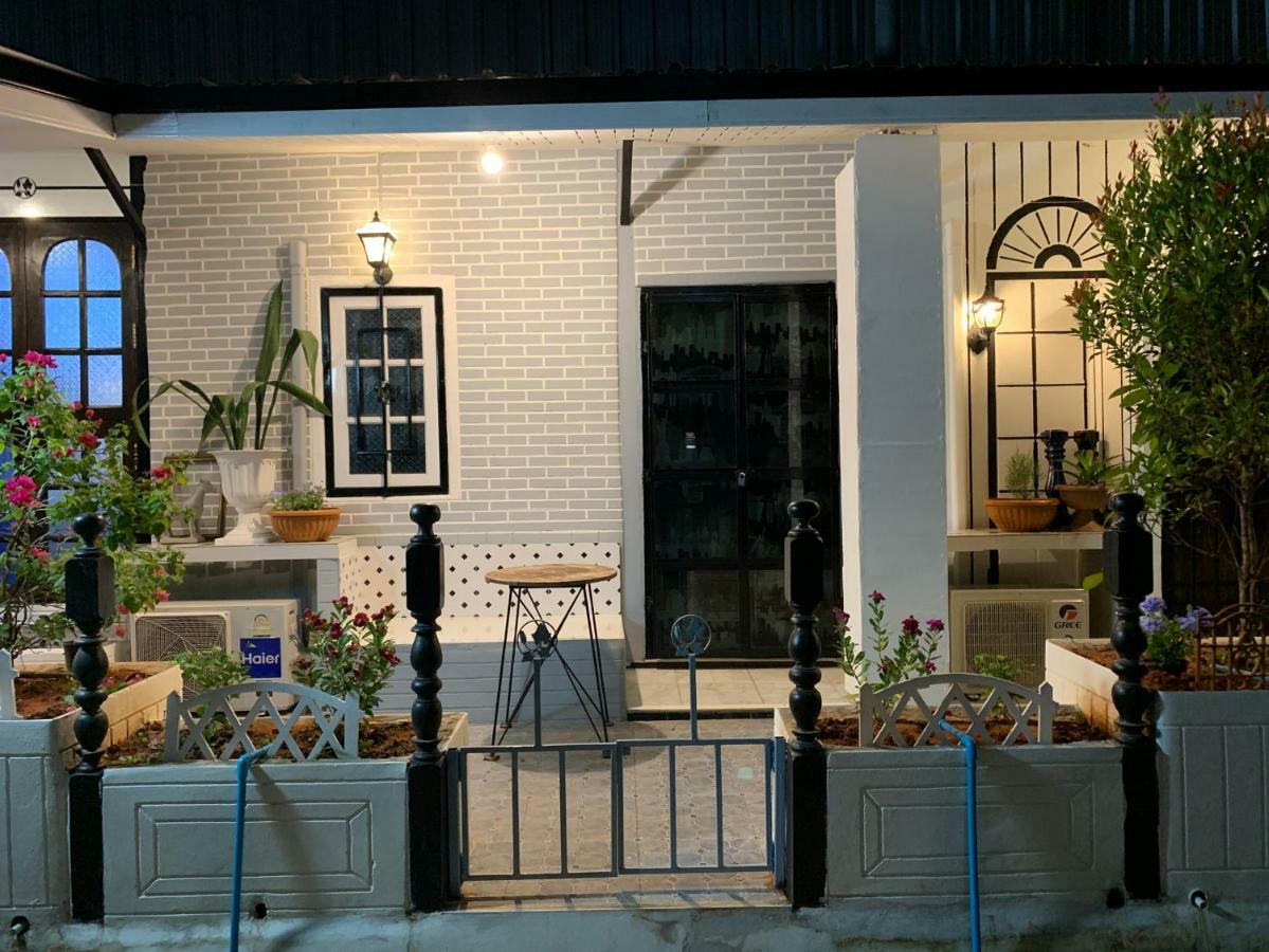 Hotel At Night Chumphon Esterno foto